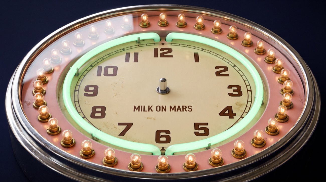 Orologio da parete al neon con lampadine e quadrante Milk On Mars